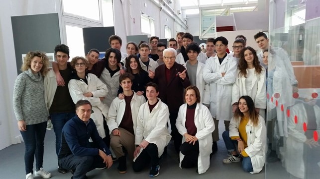 Una classe del liceo delle scienze applicate in visita all'Opificio Golinelli di Bologna